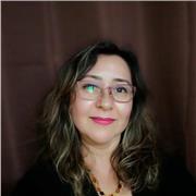 Profesora de inglés asesora a alumnos con dudas en la asignatura y ofrece práctica tanto a nivel de educación superior como medio y básico